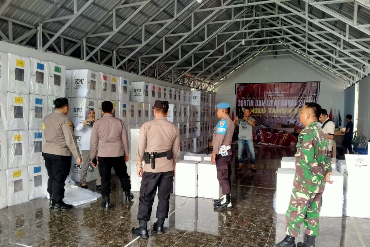 Kapolres Banggai cek gudang logistik KPU Kabupaten Banggai