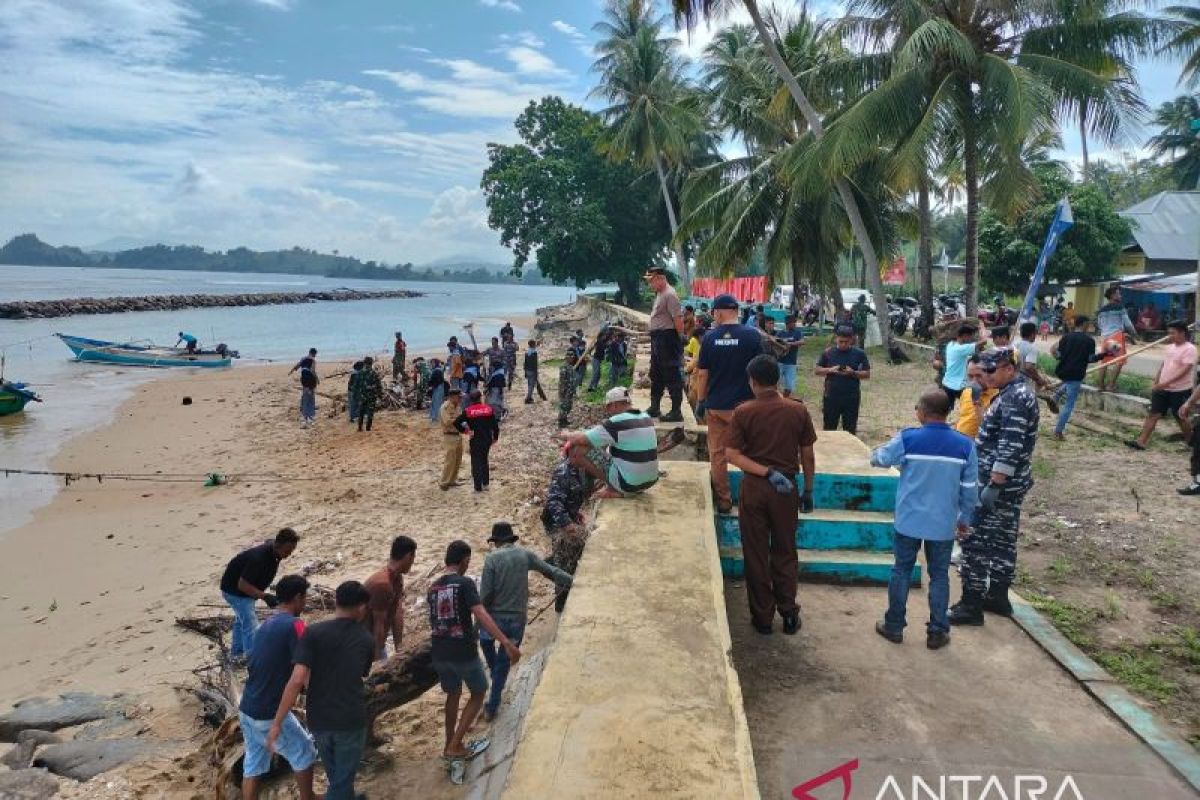 Pemkab Gorontalo Utara dan Lanal kolaborasi bersih pantai