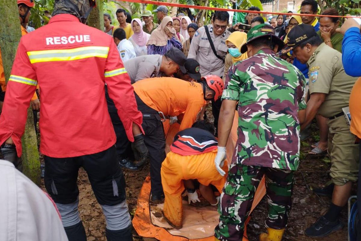 Tim  SAR evakuasi jenazah korban bunuh diri di dalam sumur di Jepara