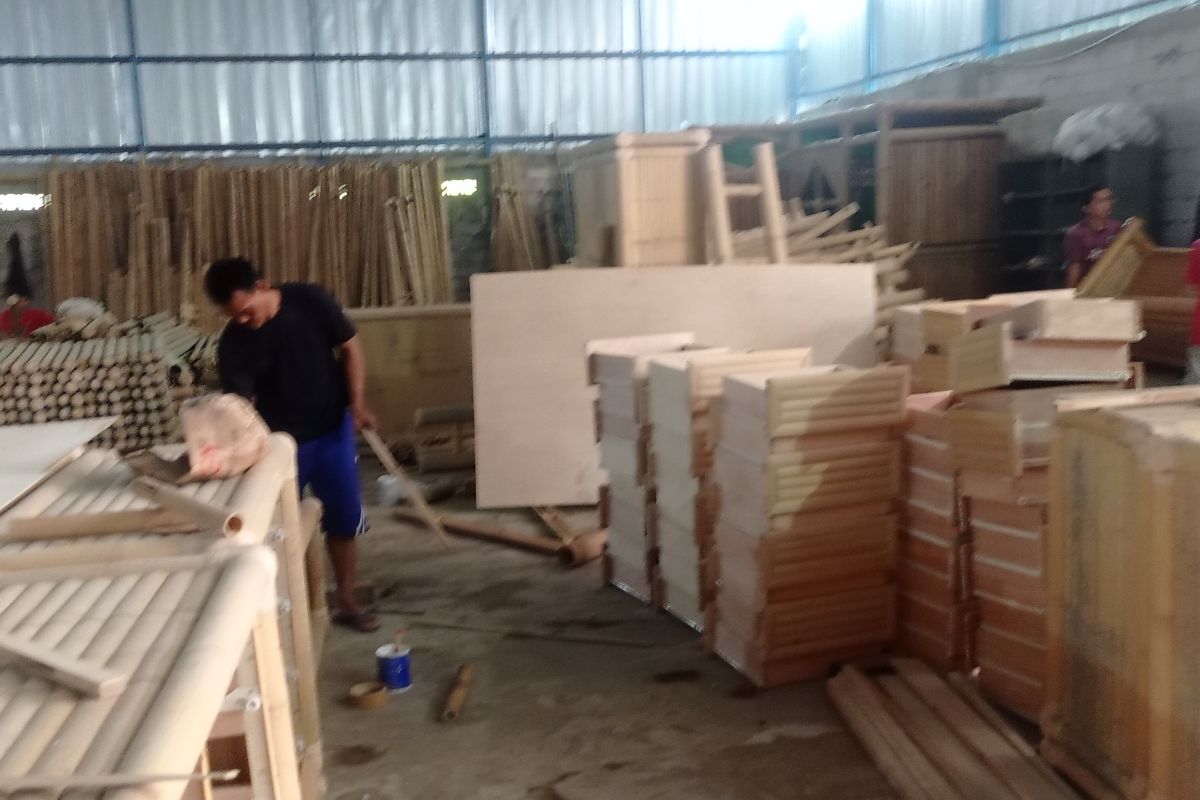 Omzet industri mebeleur bambu Pasir Ona Rangkasbitung tembus Rp250 juta ekspor ke Eropa