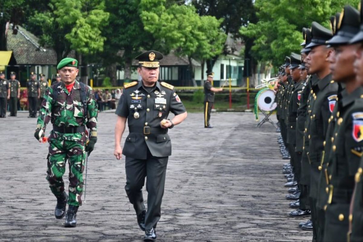 Pangdam V/Brawijaya lantik 102 siswa Secaba jadi prajurit TNI AD