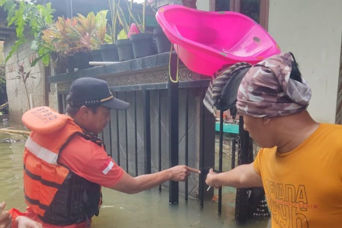 BPBD siapkan perahu karet dan tenda antisipasi banjir di Jakbar