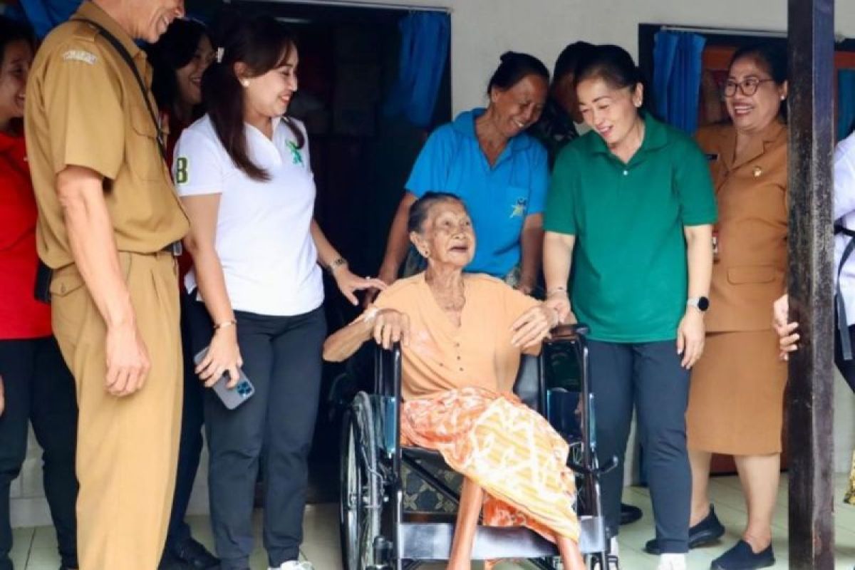 K3S Denpasar berikan kursi roda untuk lansia