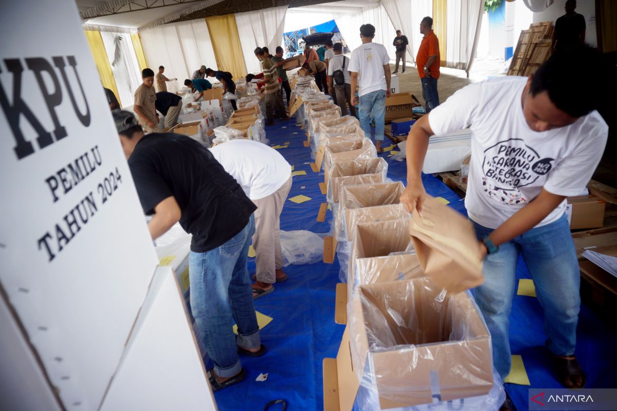 Pengepakan logistik pemilu di Tulungagung terkendala cuaca