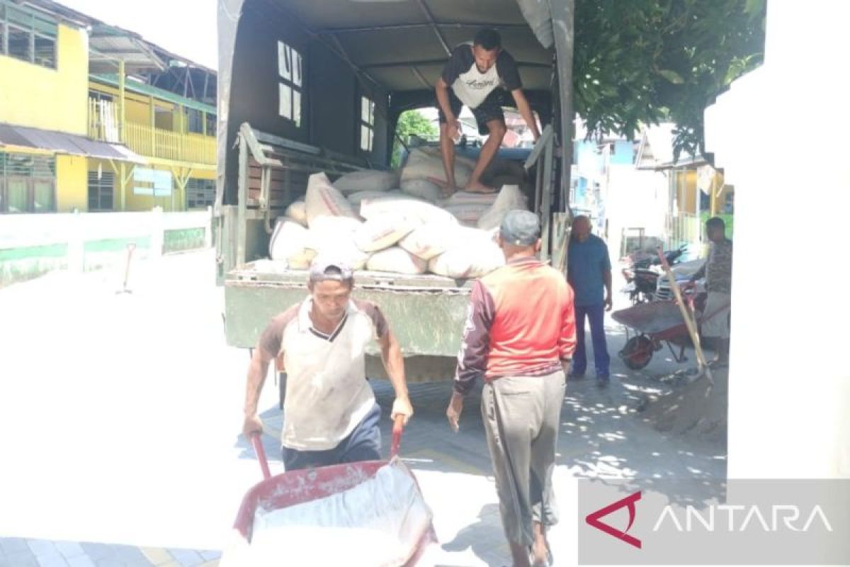 Kodam Pattimura salurkan bantuan 100 sak semen bangun masjid di Maluku tengah