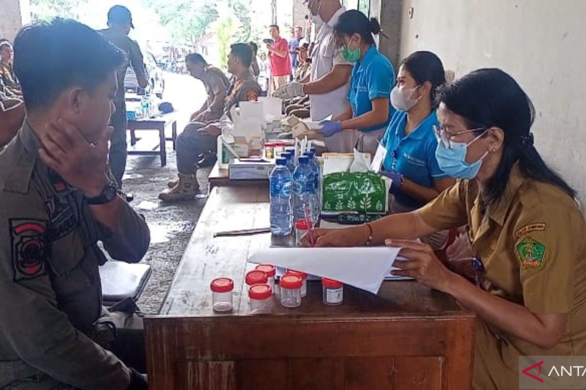 Bupati Jembrana dan satpol PP tes urine, cegah narkoba