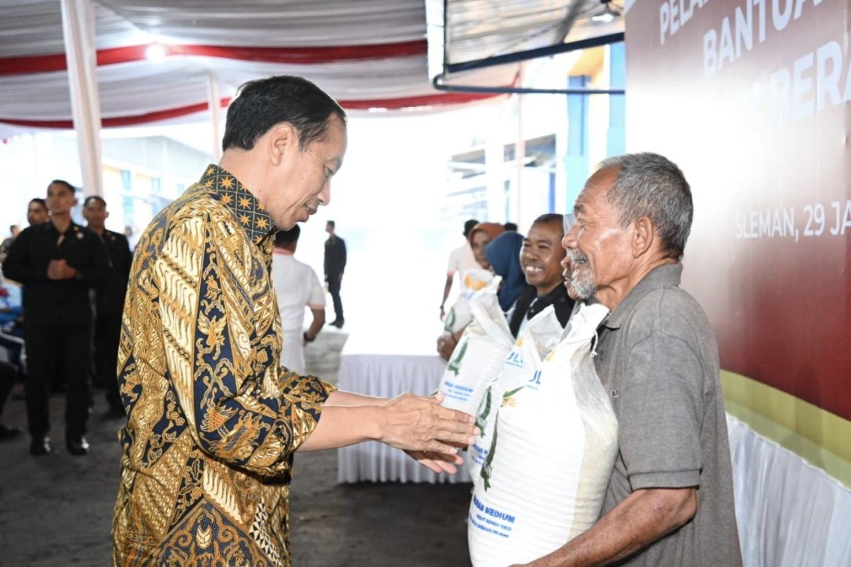 Presiden Jokowi membagikan bantuan pangan di Yogyakarta