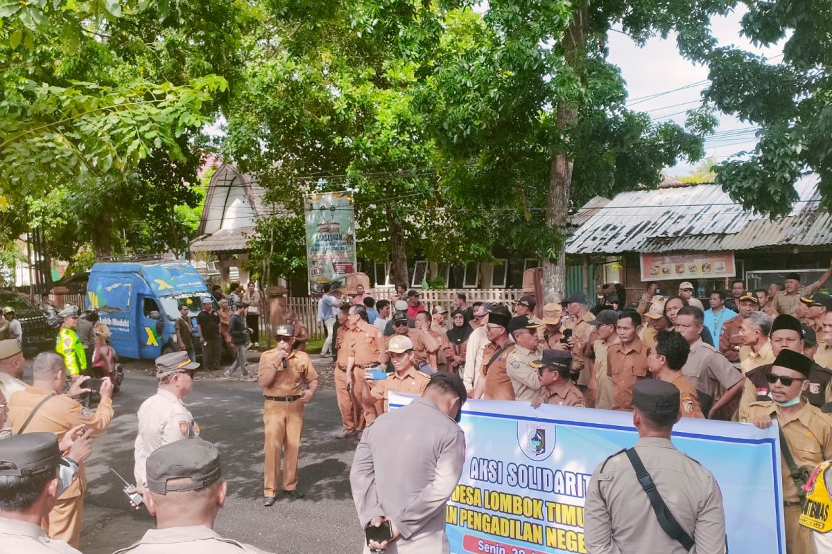 Aksi solidaritas, Para Kades di Lombok Timur demo saat sidang Tipilu