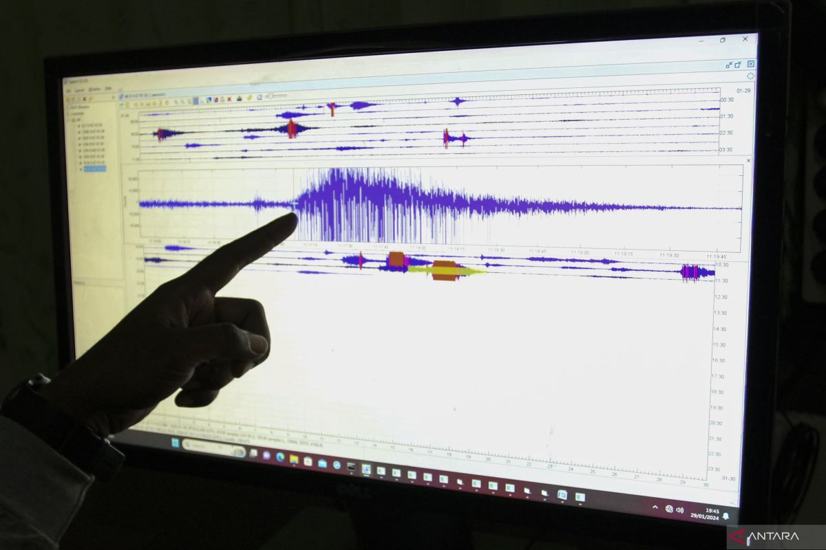 Gunung Lewotobi erupsi disertai luncuran awan panas