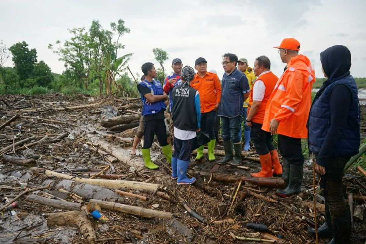 BPBD Jatim bersihkan material lumpur banjir bandang Pasuruan