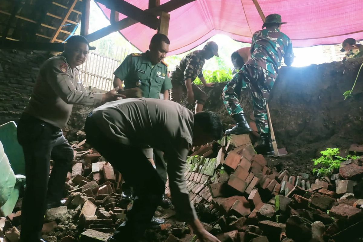BPBD: Bocah meninggal akibat tertimpa longsor di Malang