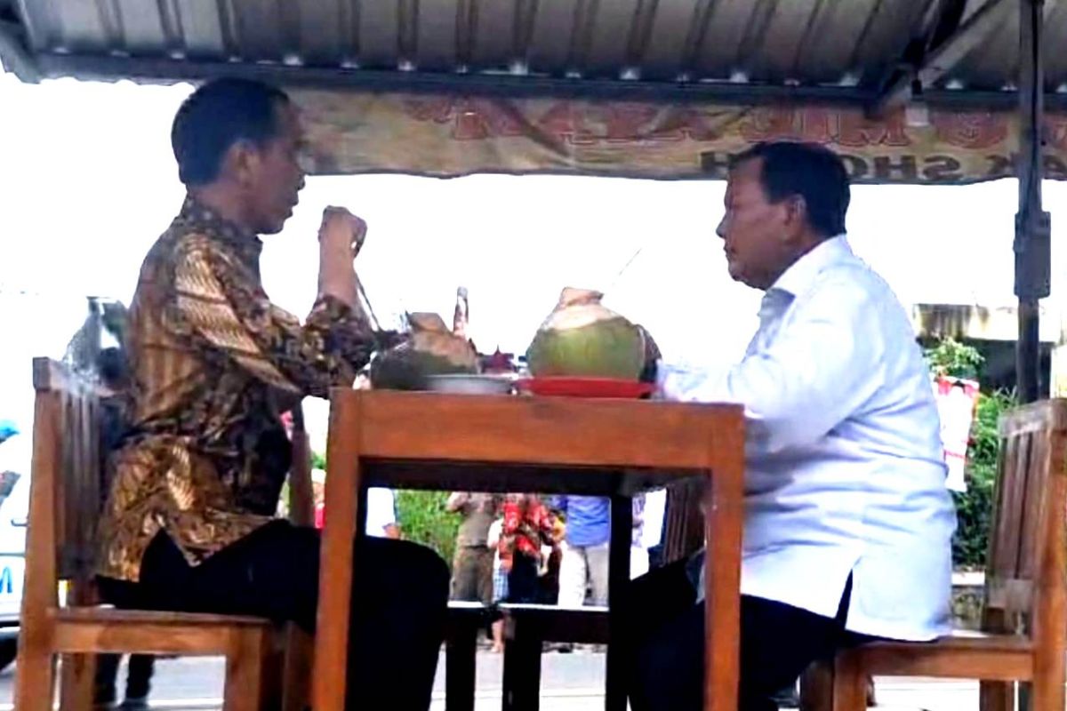 Joko Widodo dan Prabowo makan berdua di warung bakso Magelang