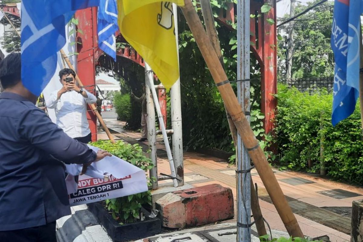 Bawaslu Semarang  tertibkan APK kian menjamur jelang pemilu