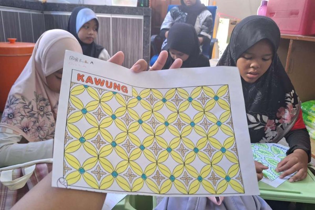 Mahasiswa Unsoed ajak anak buruh migran di Malaysia cintai batik nusantara