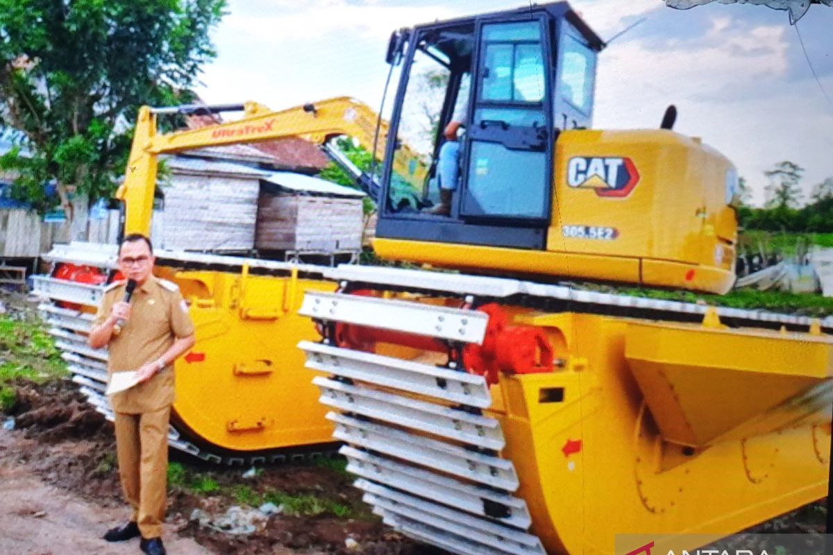Pemkab Banyuasin operasikan 'mini excavator amphibi' tanggap banjir
