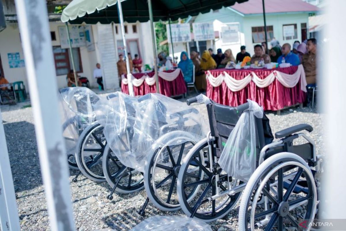 Pemkab Nagan Raya salurkan bantuan 20 unit kursi roda untuk disabilitas