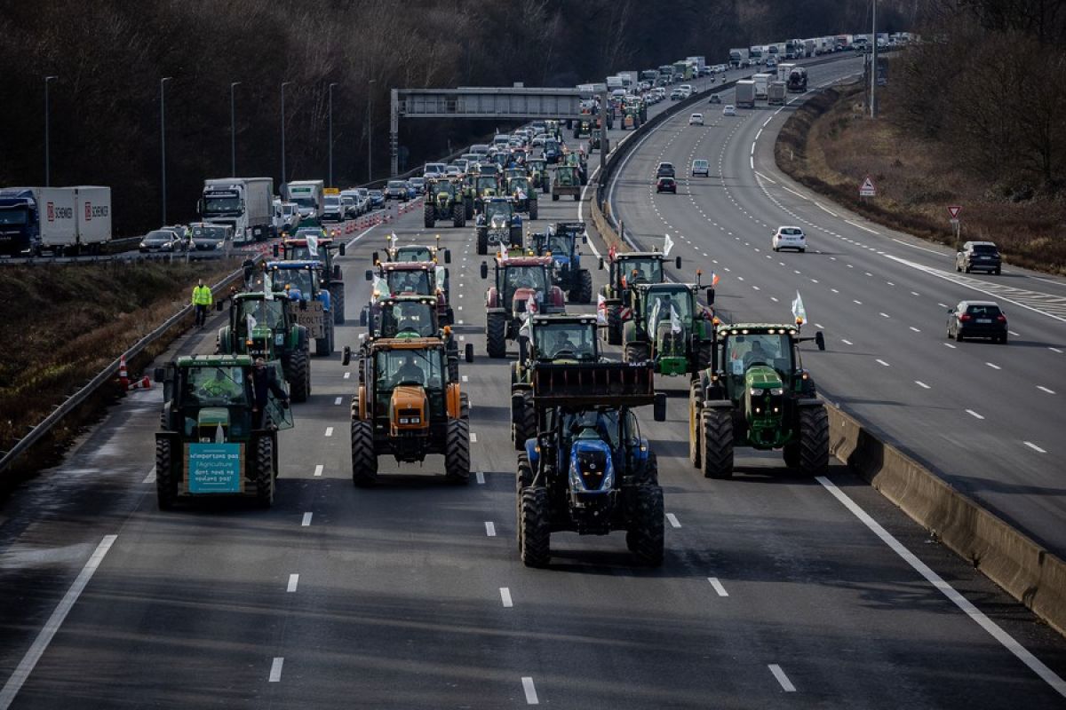 Gelar unjuk rasa, petani Prancis  blokir jalan raya di sekitar Paris