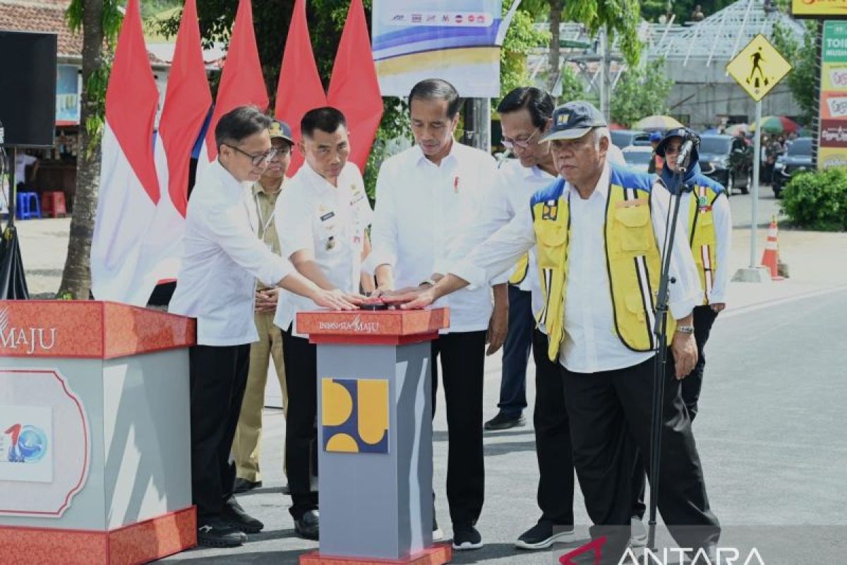 Presiden Jokowi meresmikan tujuh ruas jalan daerah di DIY