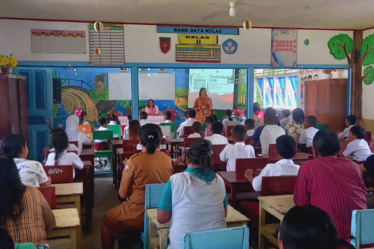 OJK Maluku sosialisasi gemar menabung bertajuk 'Aku dan Uangku' bagi siswa SD di Maluku Tengah