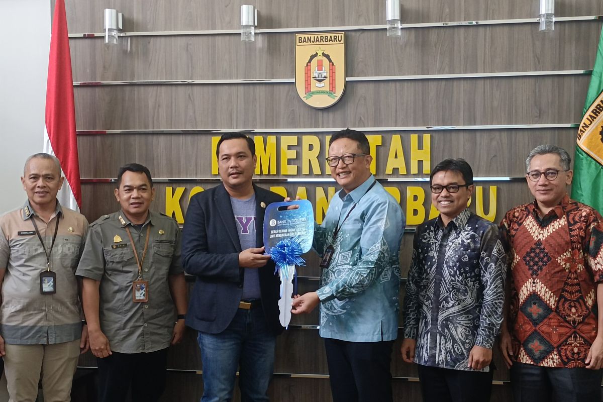 Pemkot Banjarbaru terima hibah kendaraan operasional dari BI