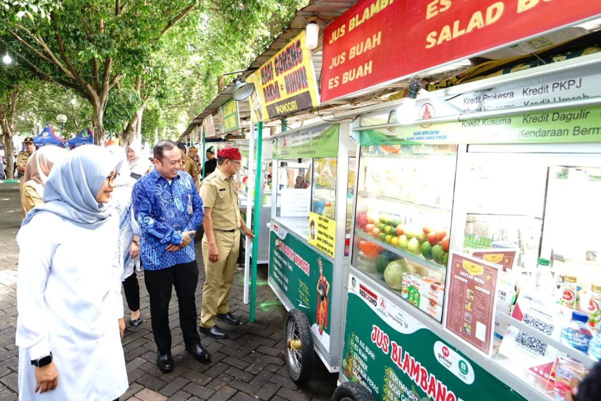 BPR Jatim berikan bantuan gerobak ke puluhan PKL di Banyuwangi