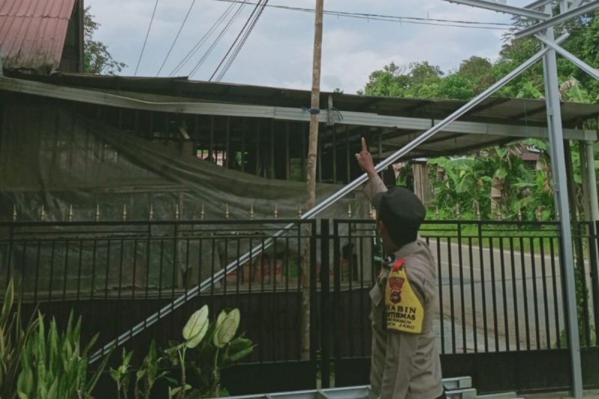 Pekerja bangunan tersengat listrik saat pasang atap garasi di Tabalong