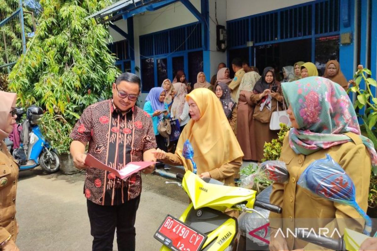 Pemkot serahkan 26 sepeda motor untuk bantu tekan stunting di Bengkulu