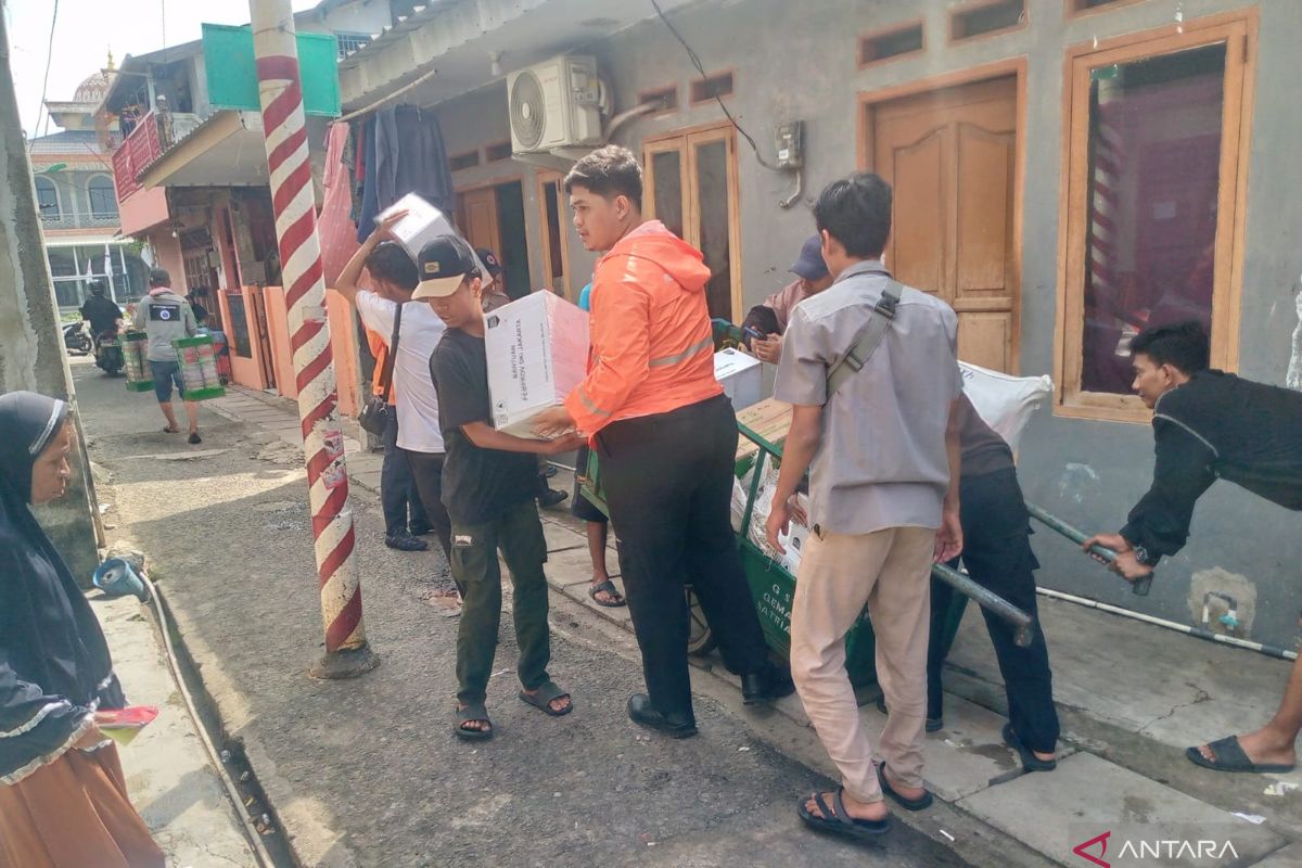 BPBD salurkan sejumlah bantuan bagi korban rumah roboh di Kalideres