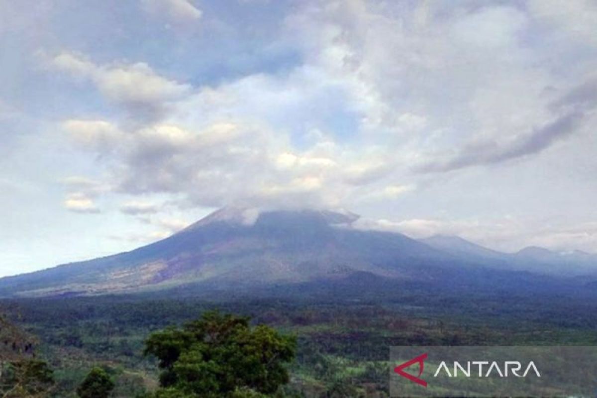 Gunung Semeru erupsi dan terekam getaran banjir lahar dingin