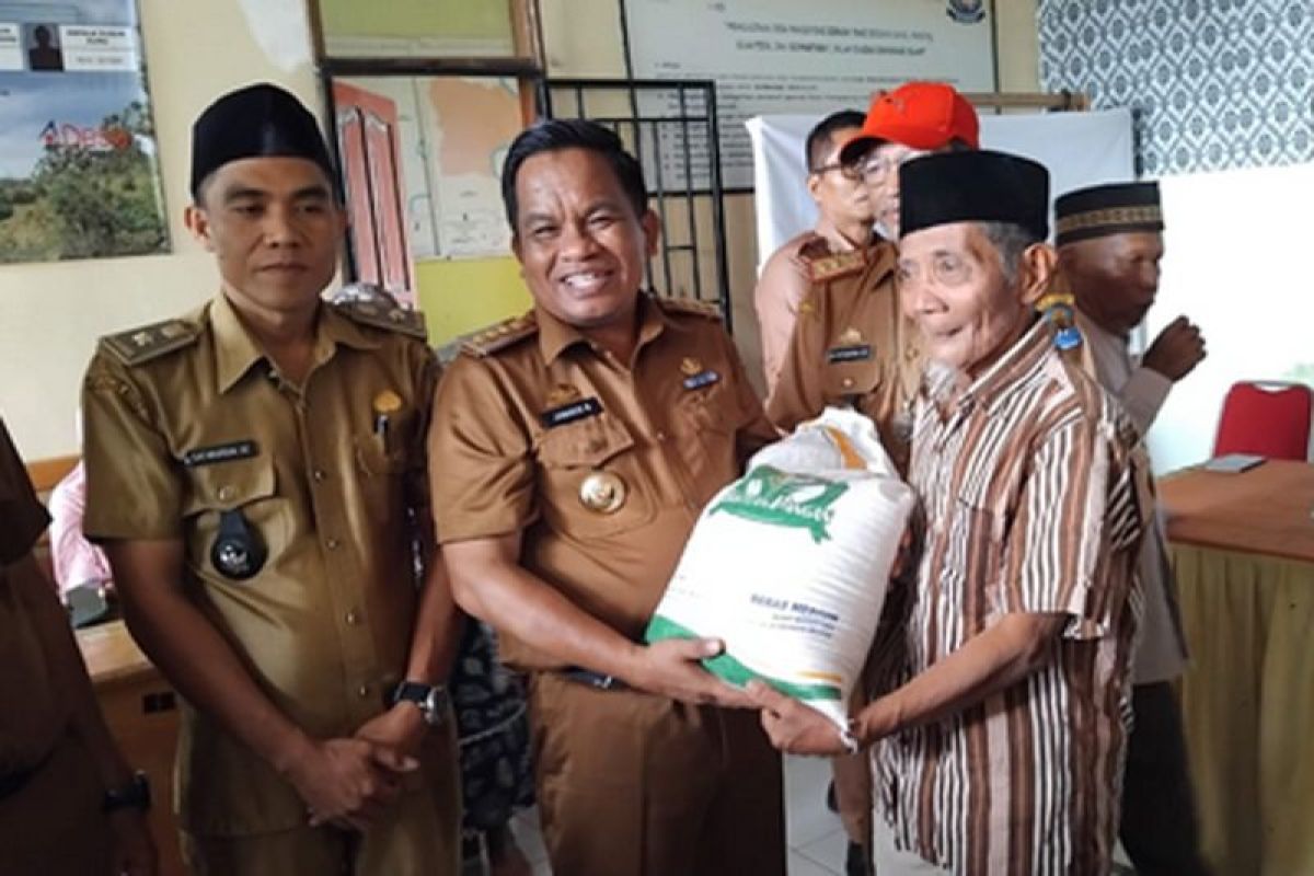 Pj Bupati Jeneponto salurkan bantuan pangan kepada masyarakat Turatea