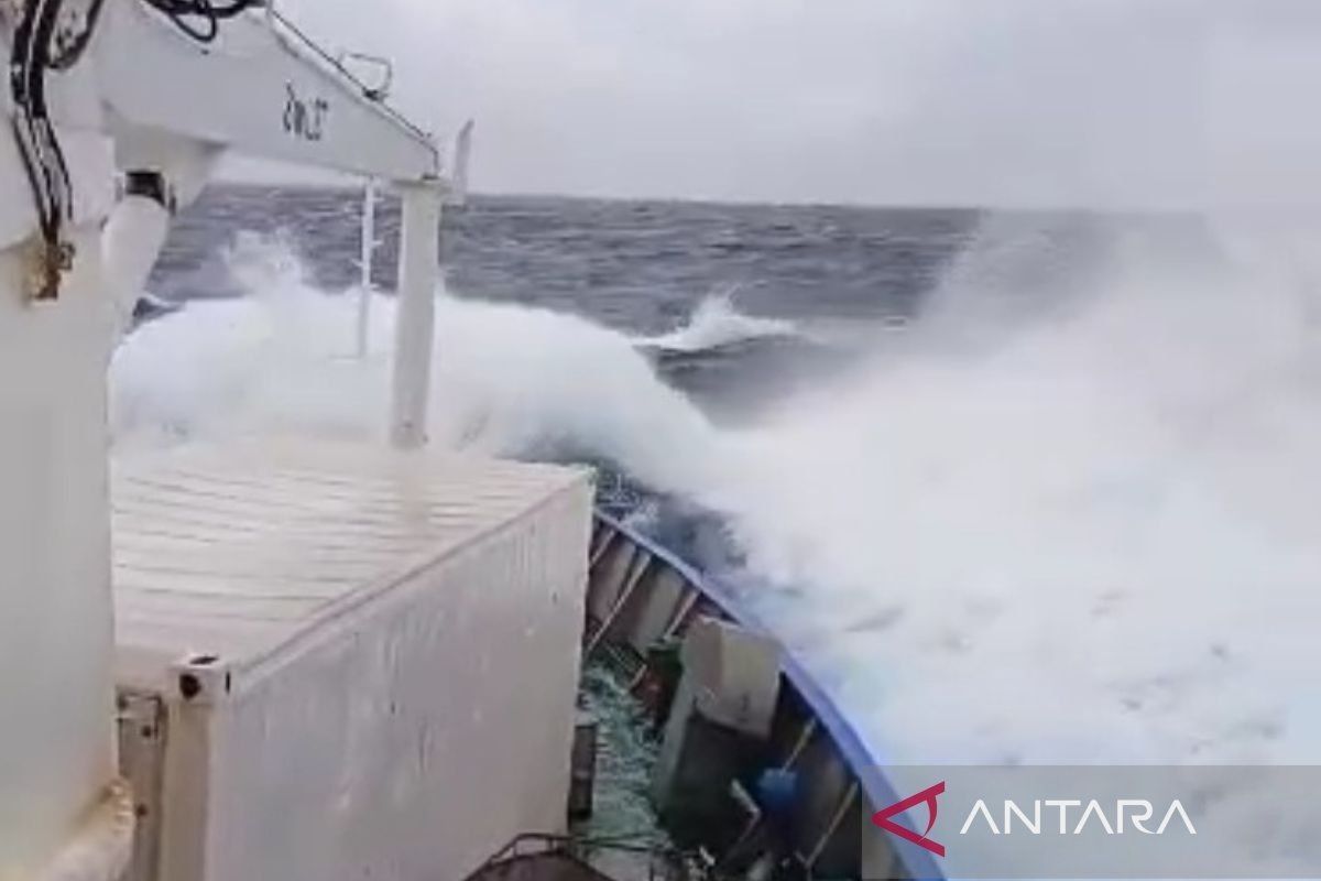 BMKG keluarkan peringatan dini bahaya gelombang laut tinggi capai 6 meter