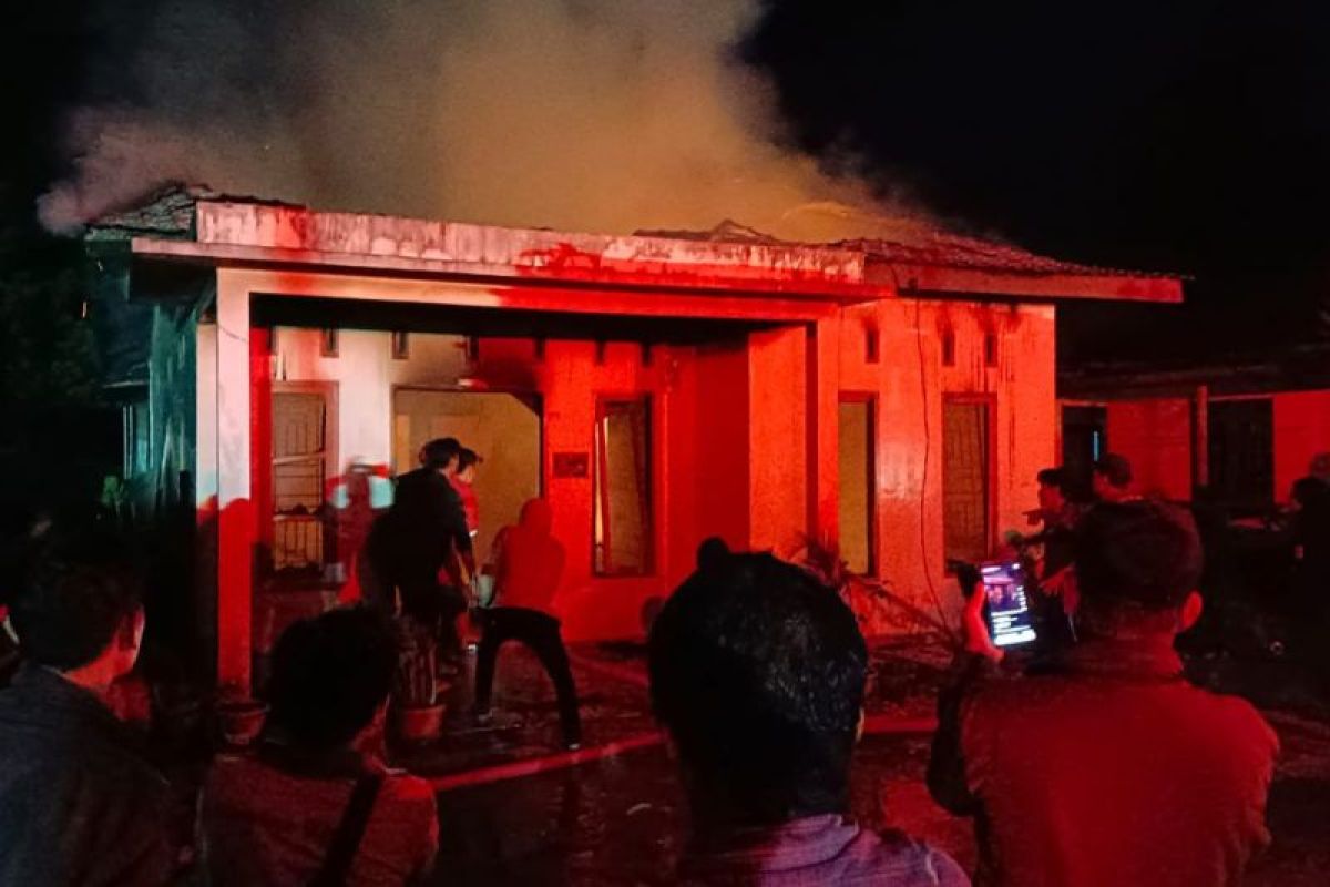 Satu rumah hangus terbakar akibat korsleting steker di Siborongborong Taput