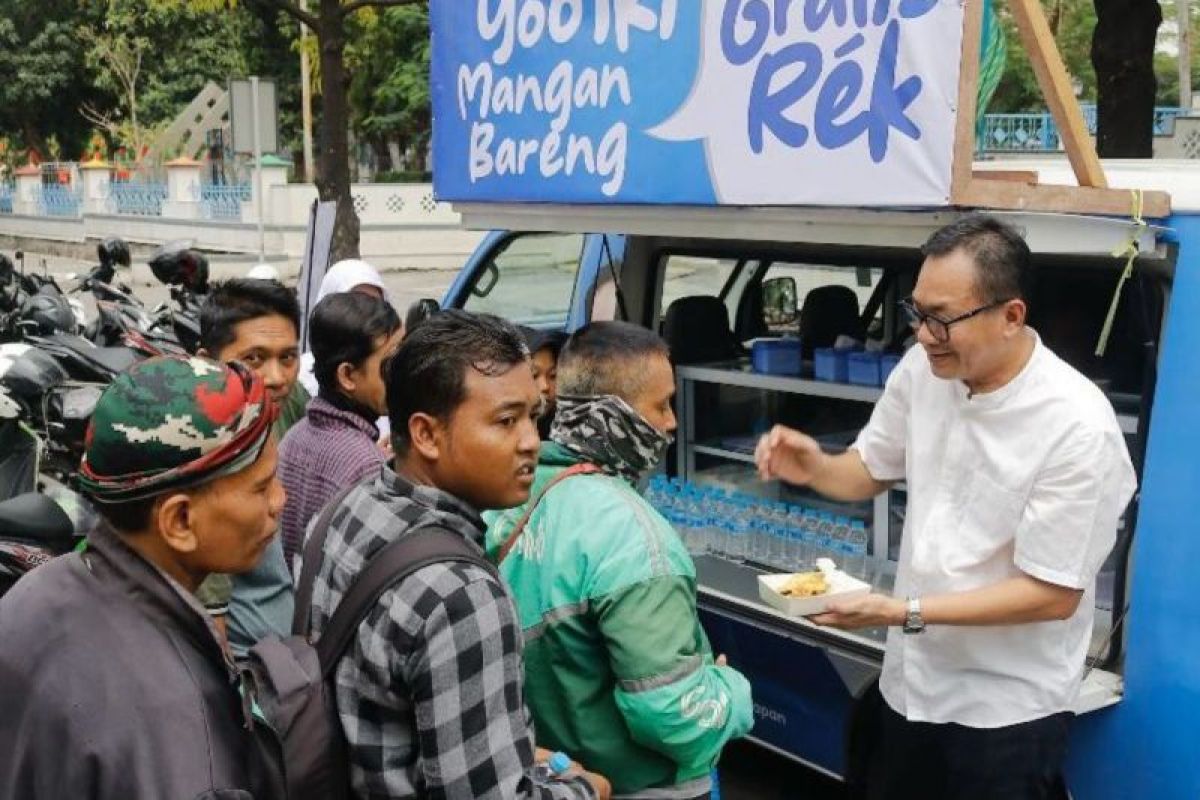 Bagi-bagi makanan, caleg DPR RI jaring persoalan masyarakat