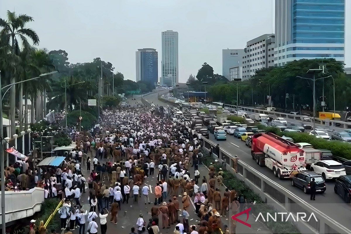 TransJakarta sesuaikan dua layanan akibat aksi di Patung Kuda