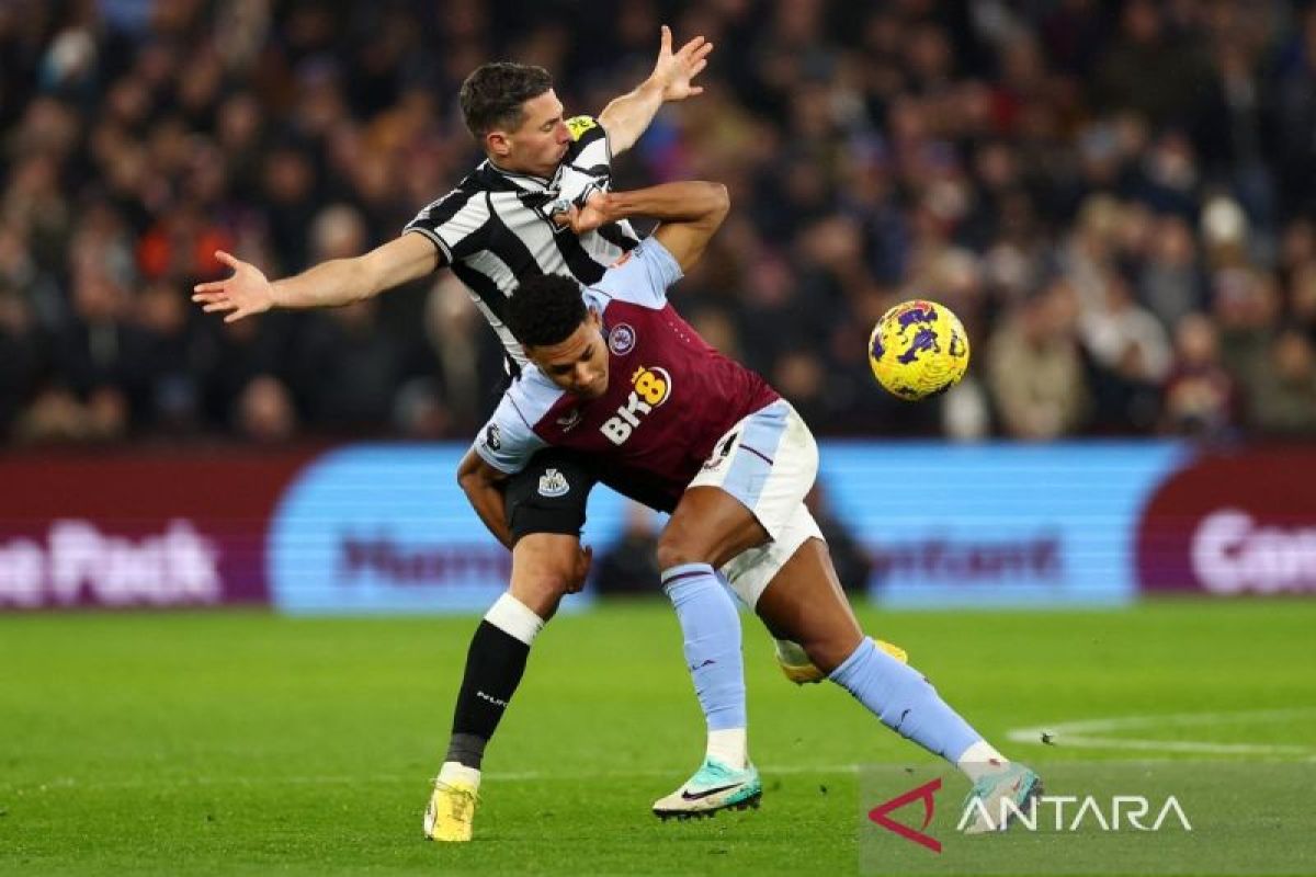 Newcastle diterpa kabar buruk, bek tengah Fabian Schar bakal absen tiga bulan
