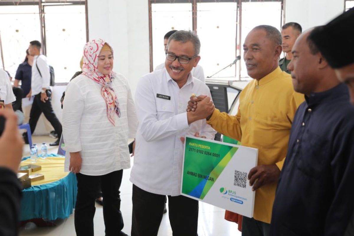 Pemko serahkan kartu BPJS Ketenagakerjaan pada 3.444 nelayan Batam