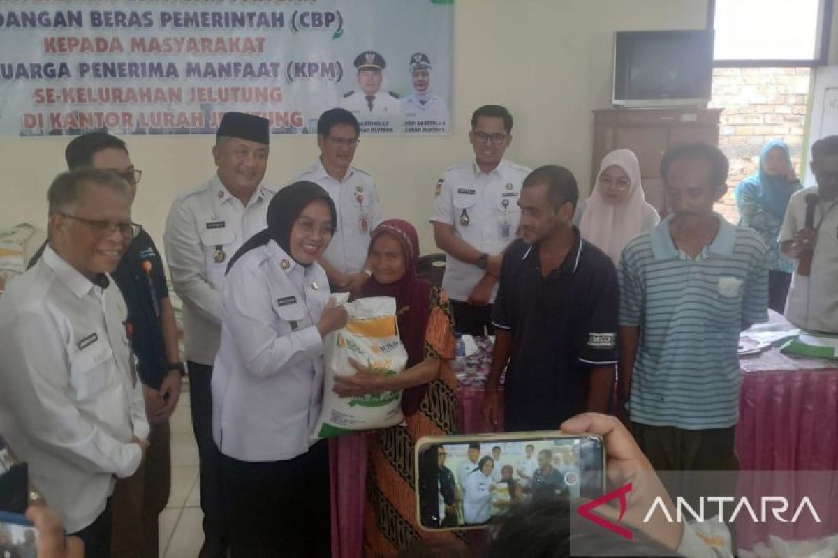 Pemkot Jambi serahkan bantuan 27.283 paket beras