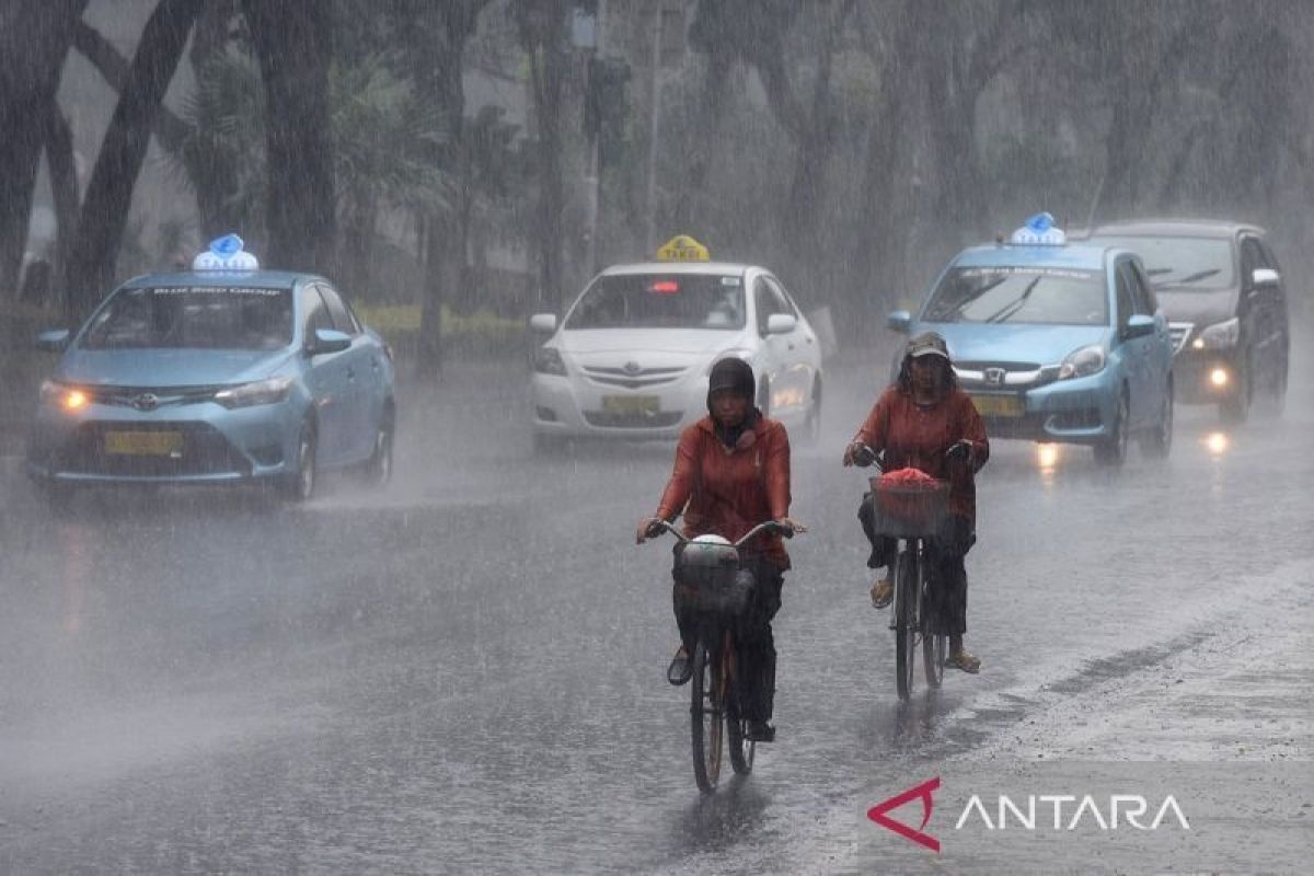 Sejumlah provinsi berpotensi diguyur hujan sedang-lebat pada Senin