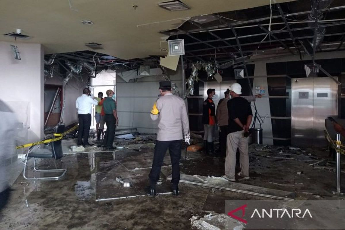 Lantai satu RS Semen Padang rusak parah akibat ledakan