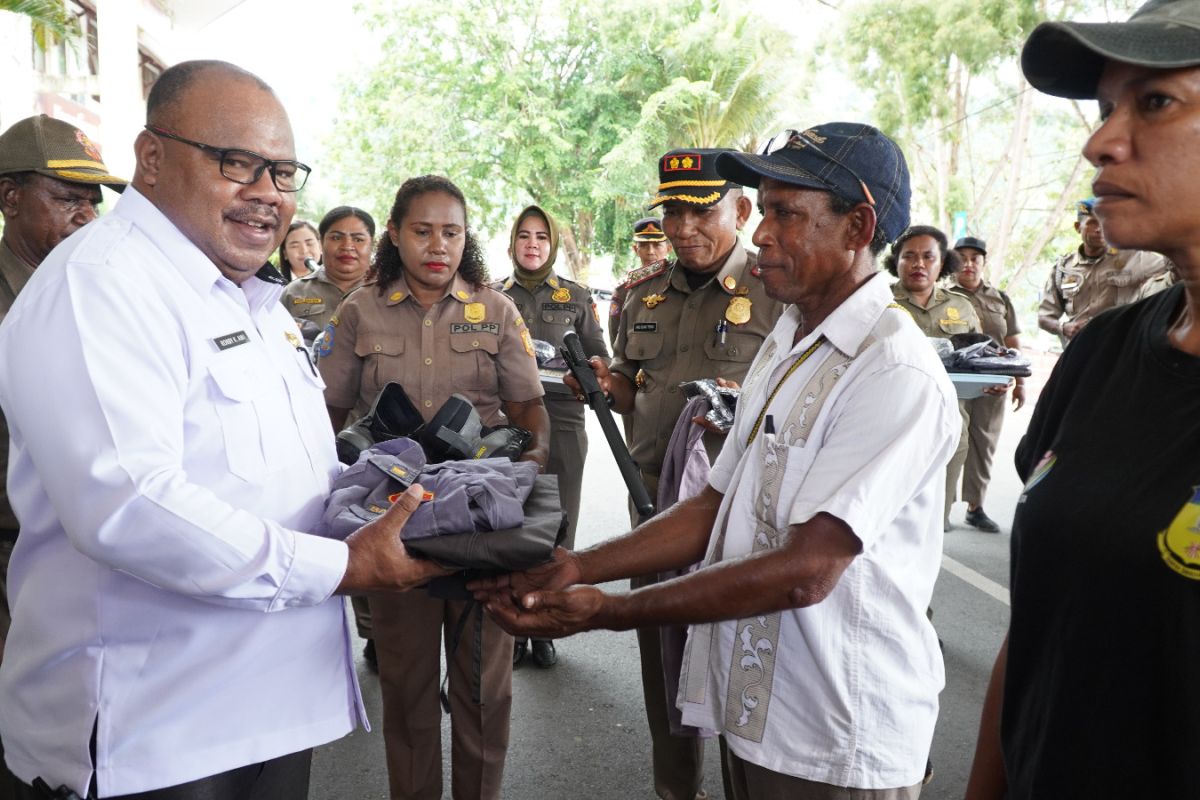 Pemkot Jayapura serahkan atribut 1.880 anggota linmas