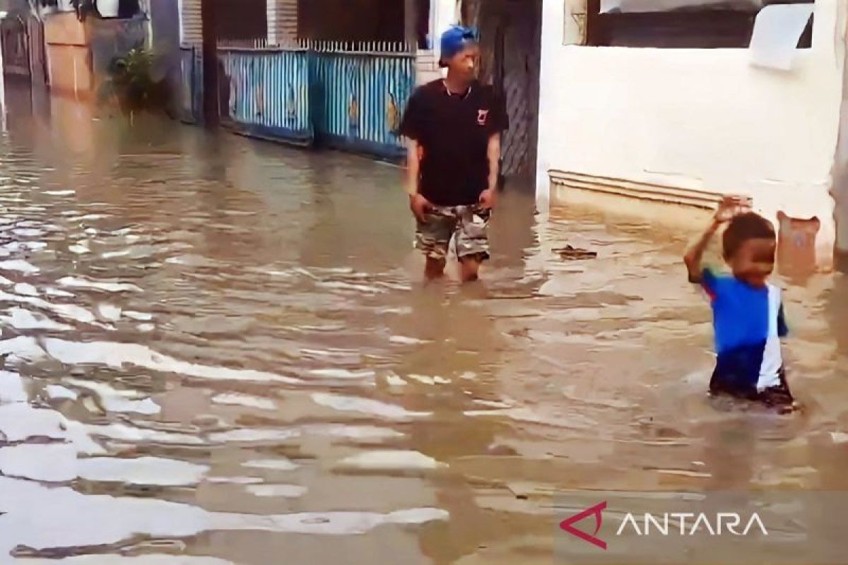 Kali Cipinang meluap, puluhan rumah di Kelurahan Makasar banjir