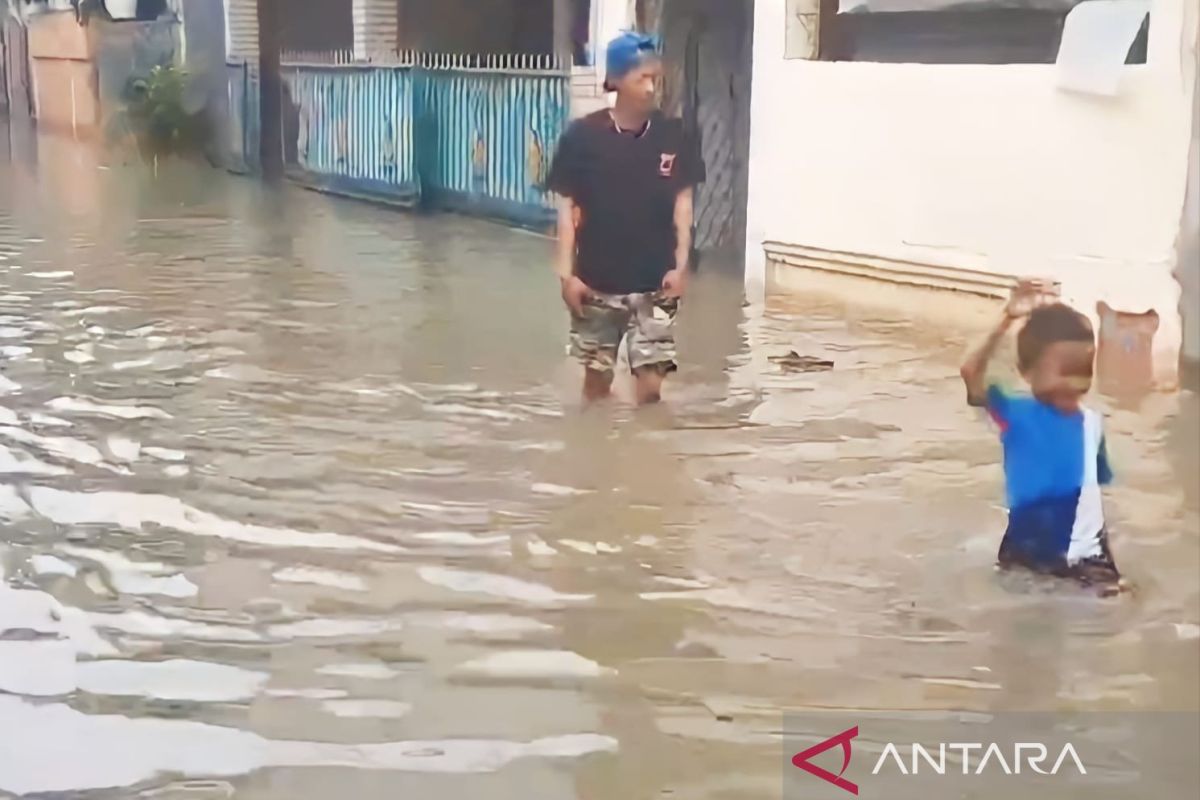 Banjir rendam puluhan rumah di Kelurahan Makasar akibat Kali Cipinang meluap