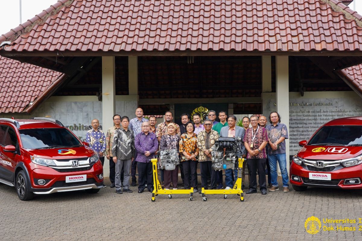 UI terima hibah dua mobil dan empat set mesin kendaraan dari Honda