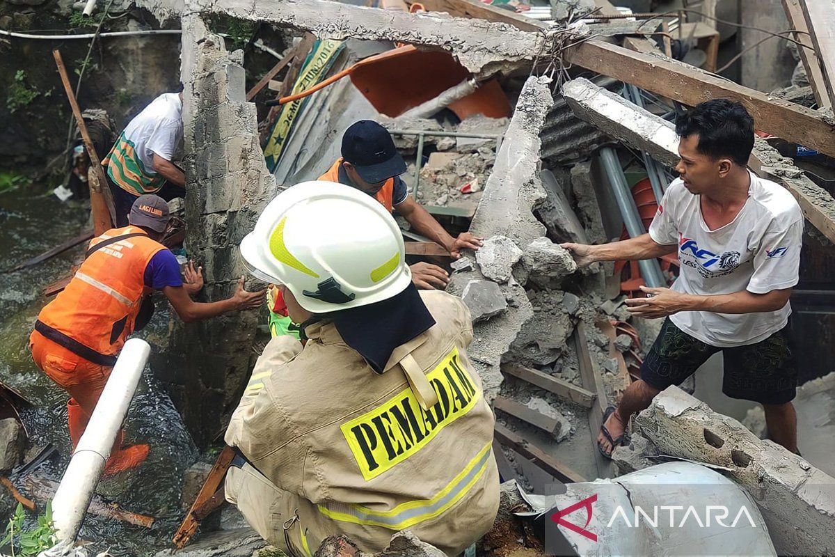 Dua perempuan di Kramat Jati terluka akibat pos ronda roboh