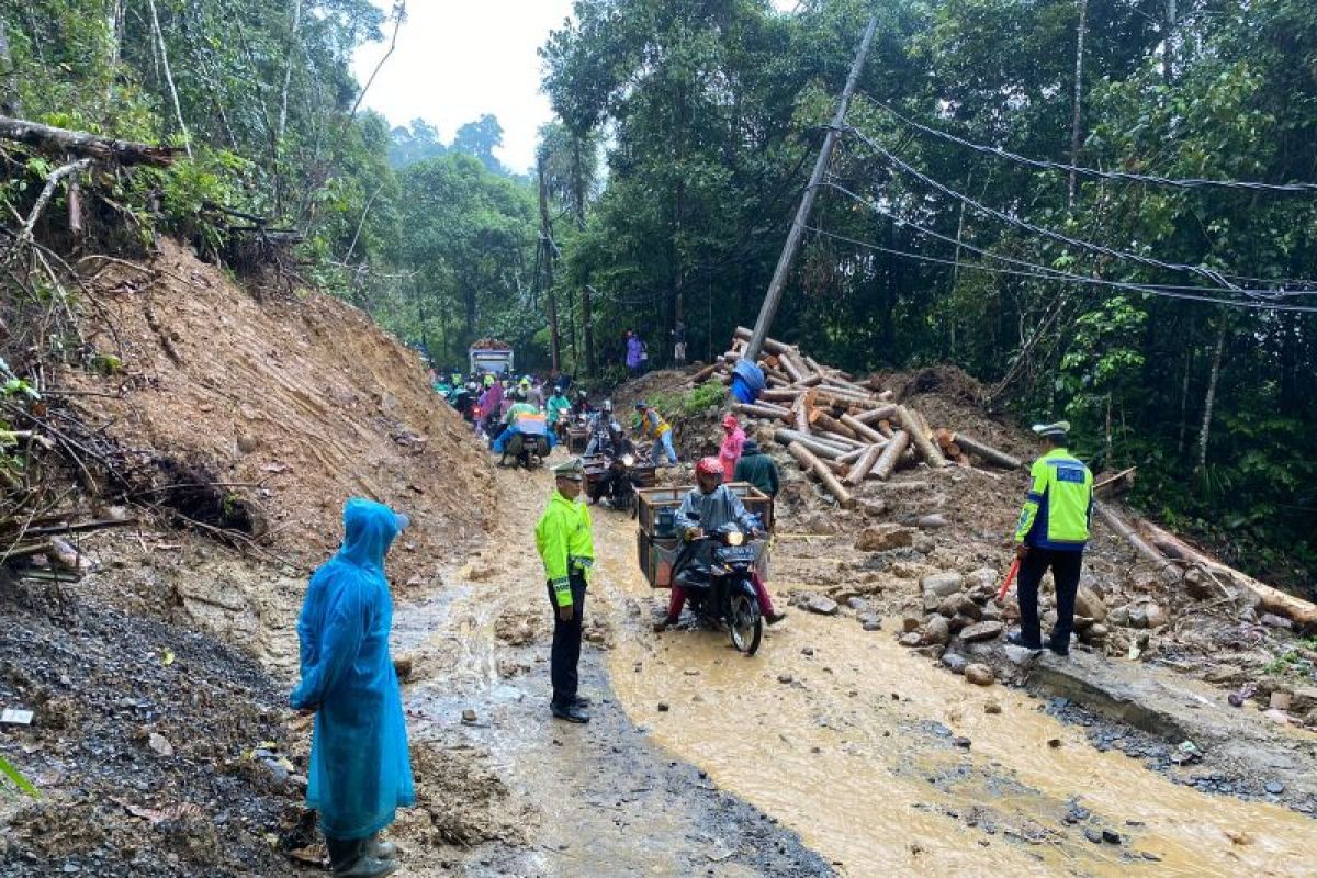 Arus lalulintas di jalan lintas Krui-Liwa Lampung kembali normal