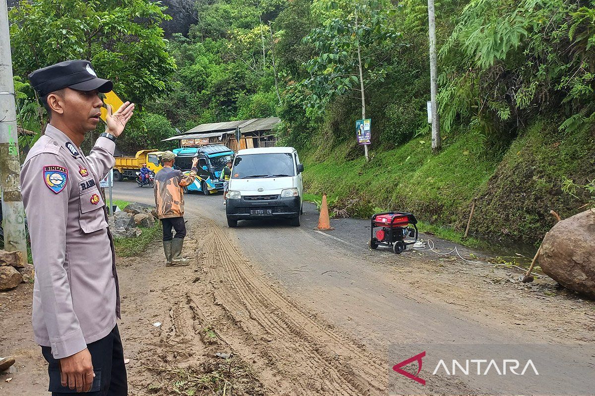 Jalur Garut-Pameungpeuk kembali normal usai kejadian longsor