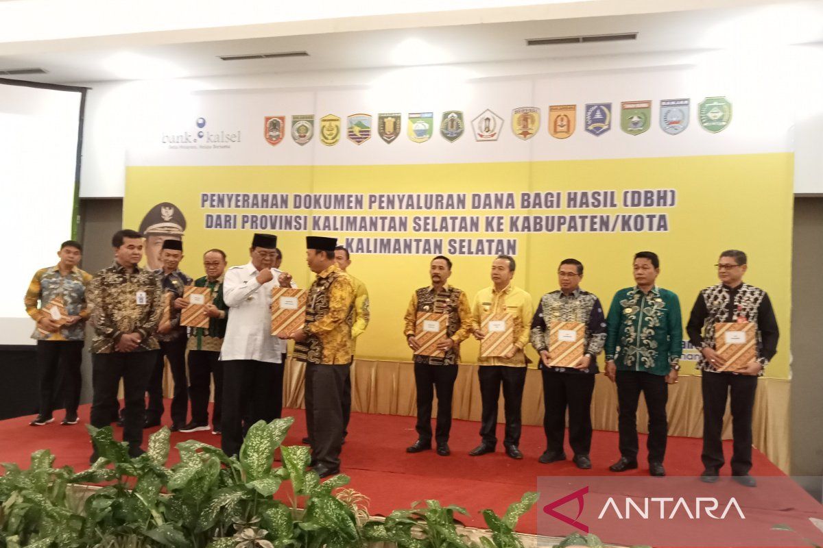 South Kalimantan govt distributes IDR500 bl sharing fund to districts, cities