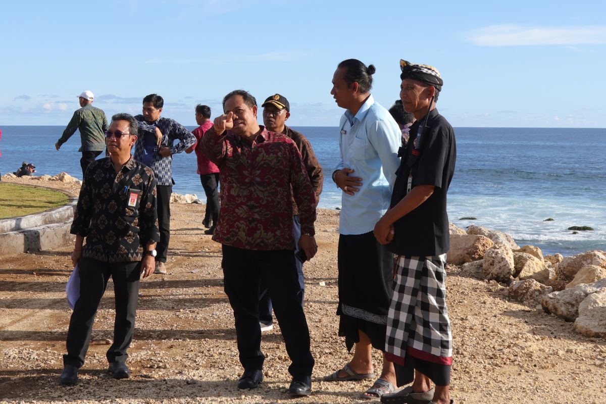 Gubernur Bali cek kondisi Pantai Melasti untuk lokasi WWF pada Mei