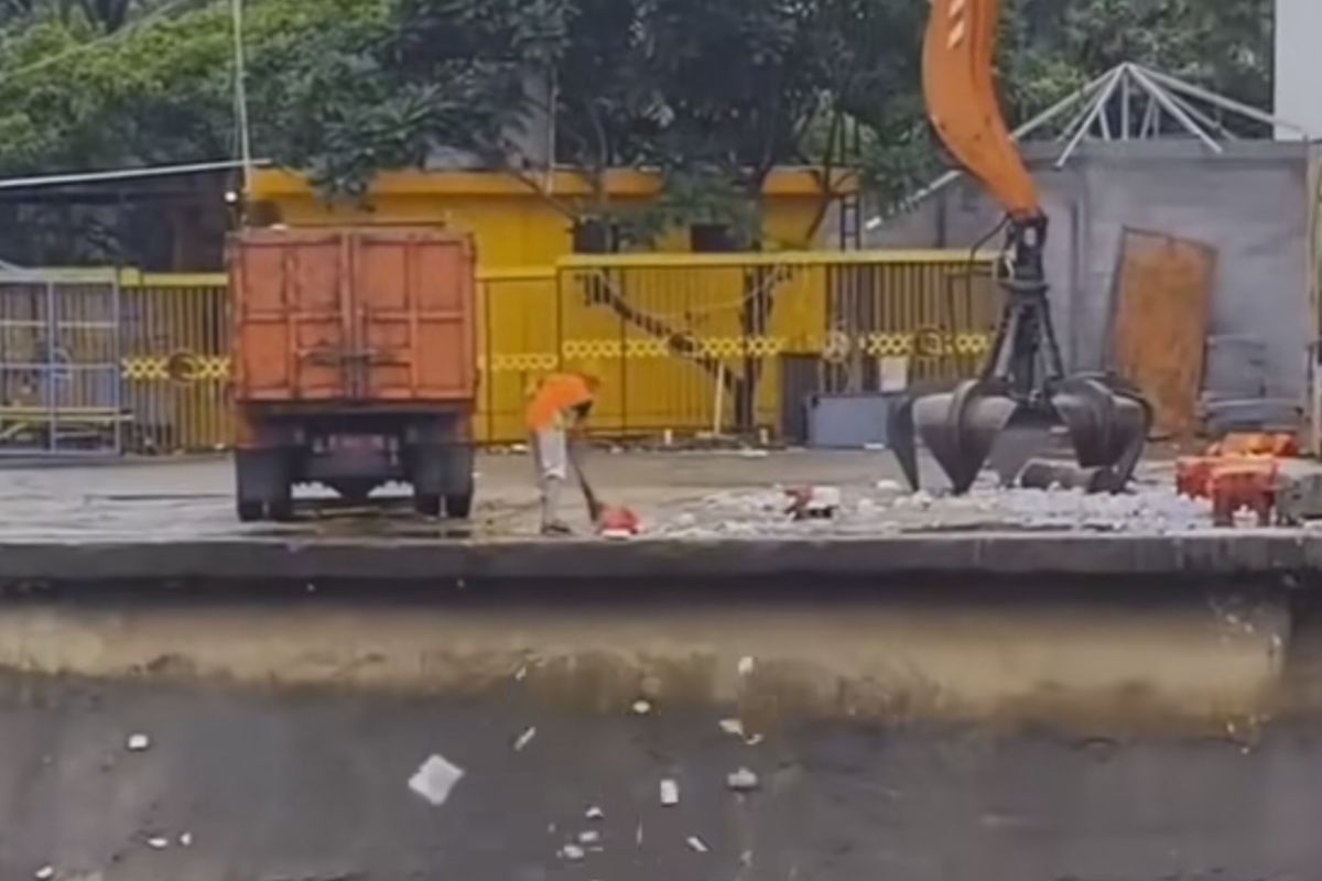 DLH DKI Jakarta denda petugas pembuang sampah ke pintu air Manggarai