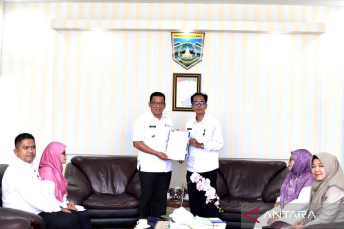 Pj. Wako Padang Panjang terima 104 surat sakti dari Kantor Pertanahan